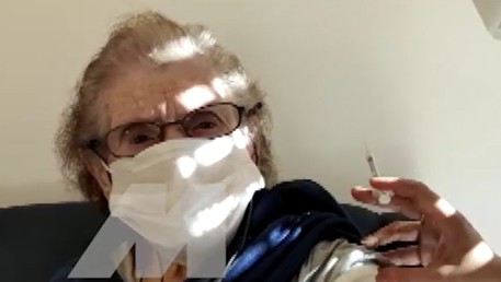 Covid: “nonnina” di 107 anni si vaccina per dare l’esempio