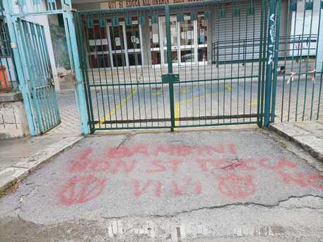 Scritta no vax davanti scuola a Palermo,”Bambini non si toccano”