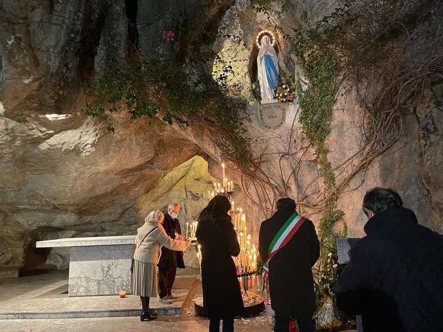 Messina. Il Sindaco De Luca e l’Assessore Calafiore in preghiera al Santuario di Lourdes