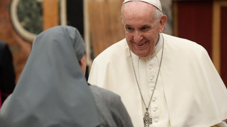 Vita Consacrata, il Papa alle suore: “Lottate se vi trattano come serve”