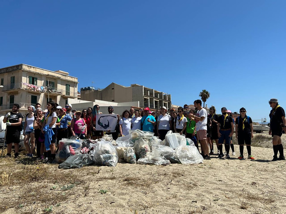 Messina, volontari e abitanti puliscono la spiaggia di Sant’Agata