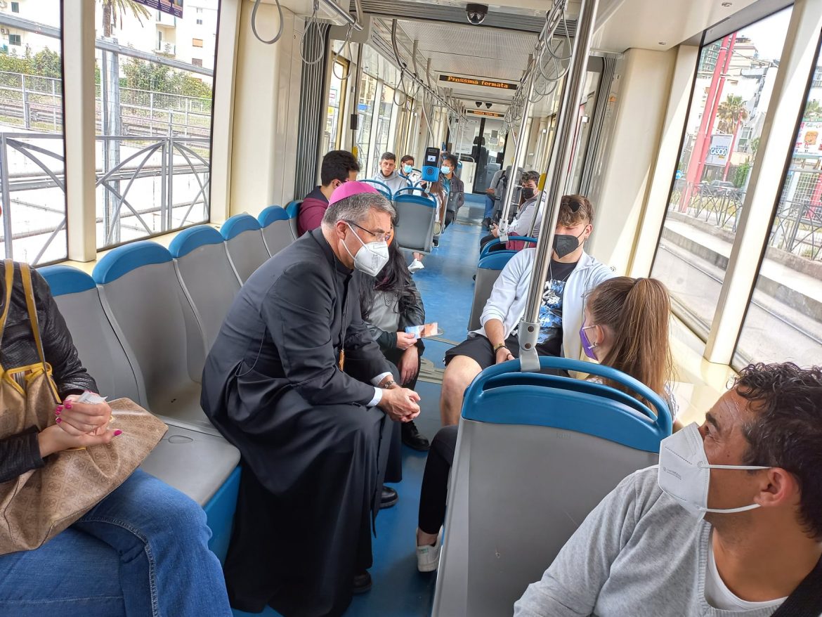 Mons. Lorefice in tram a piedi …. tra la gente: “Il Vangelo e la strada”