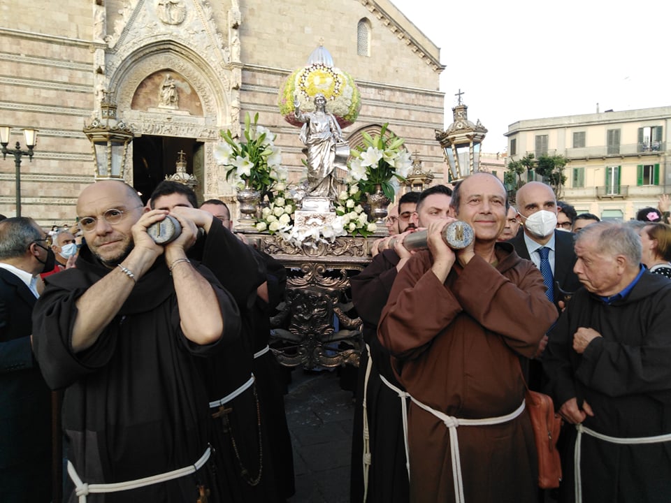 Frati Francescani di Messina sotto la Vara della Madonna della Lettera: oltre la devozione