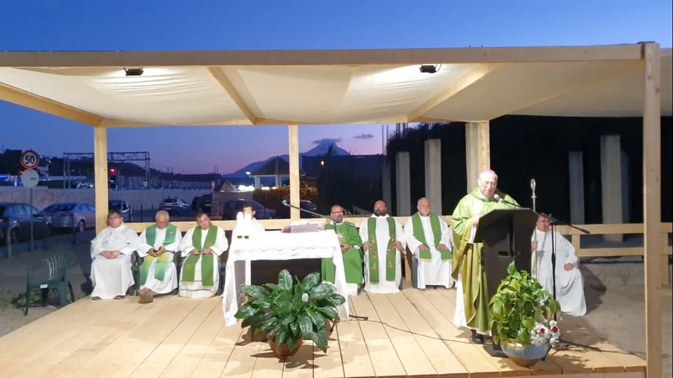 Vescovo di Cefalù celebra Messa su bene confiscato: “Mafia ladra di libertà e dignità”
