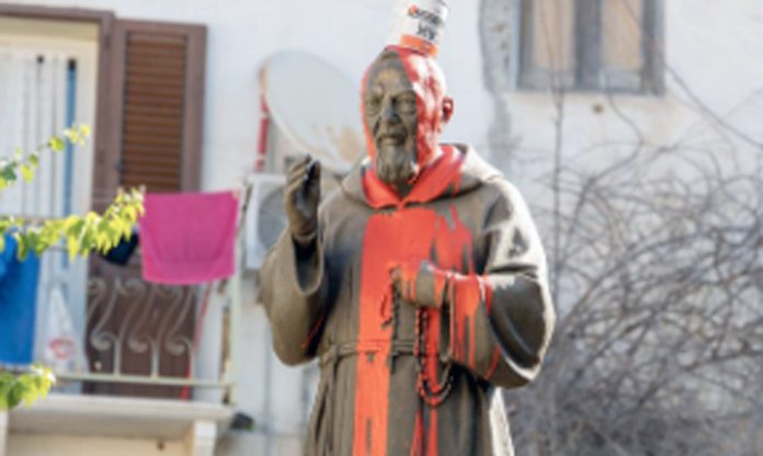 Statua di San Pio imbrattata a Pantelleria. Vescovo: “Gesto che offende tutti”