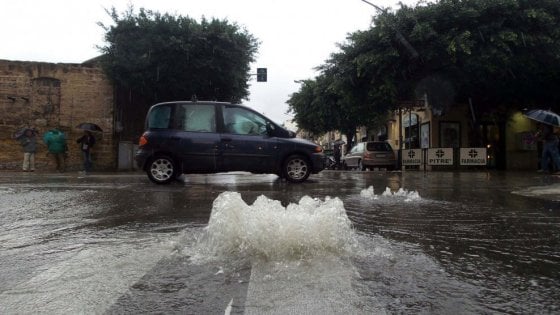 Acquazzone a Palermo, strade allagate e traffico in tilt