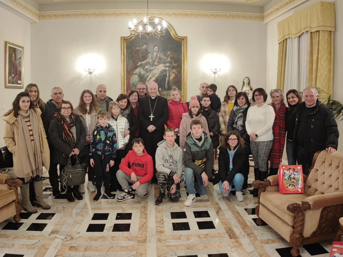 Patti, Mons. Giombanco incontra i bambini ucraini accolti in diocesi