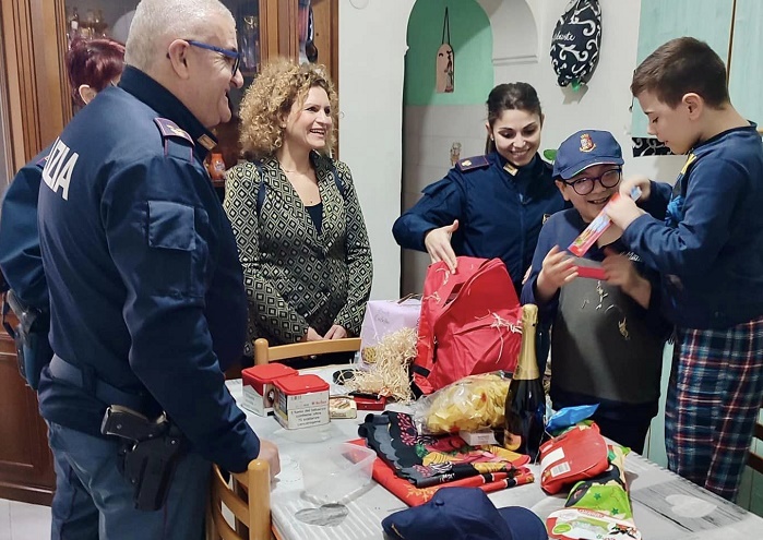 Messina: Polizia e Servizi Sociali rendono felici i bambini con i regali della Befana