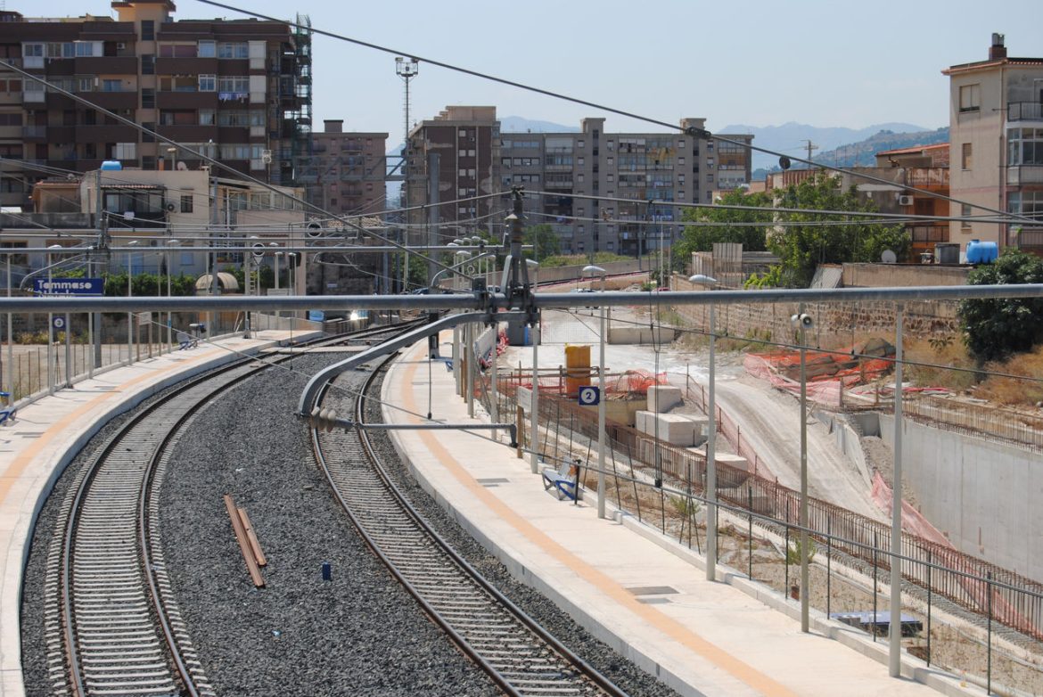 Palermo, bici lanciata sulla linea elettrica della stazione